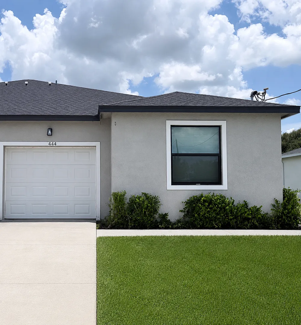 Like New 2 Bedroom 2 Bath w/ den and garage! — Photo 1
