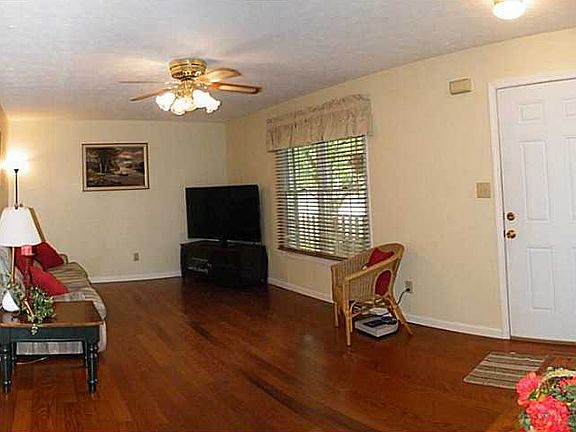 3rd image of 40 Elm Dr