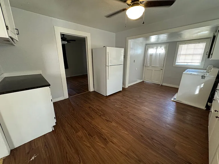 208 N Ave NE — Photo 14