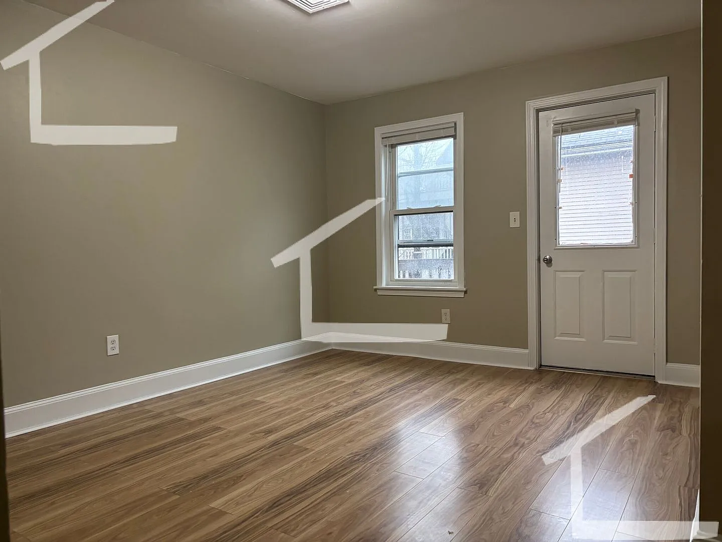 HUge 7 bed in Allston — Photo 4
