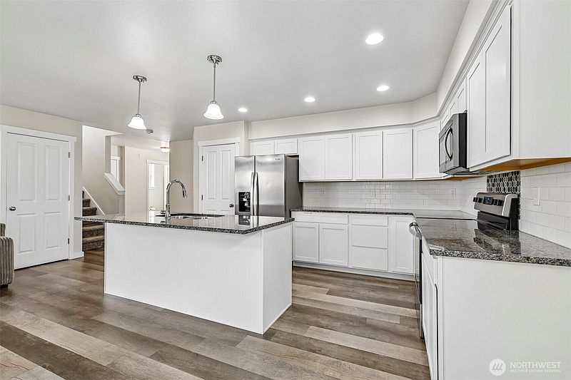5th image of 626 Stacey Place