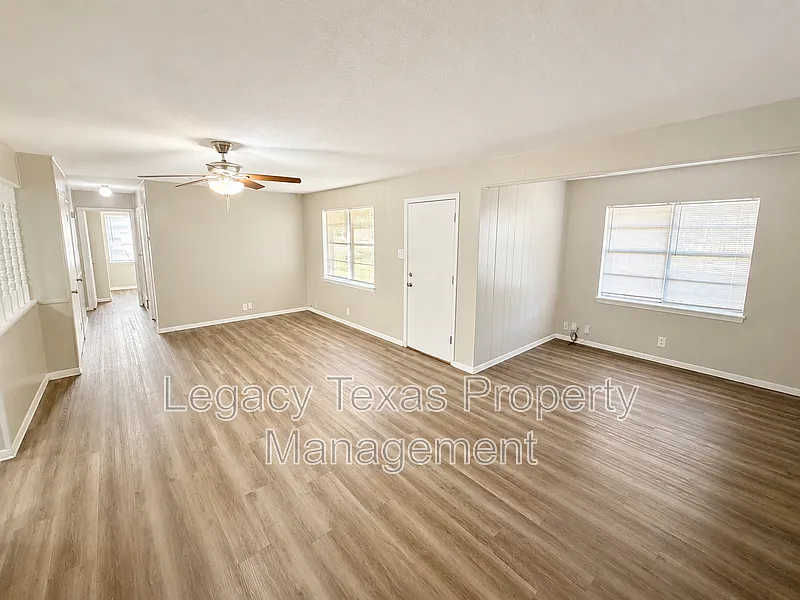 3 bed, 1.5 bath, 1468 sqft, $1,695 — Photo 2