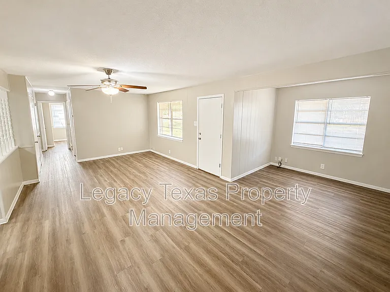 1902 Joslin St — Photo 2