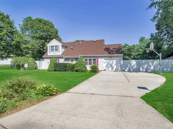 113 Forest Rd, Centereach, NY 11720