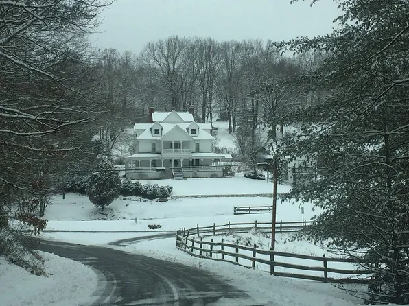 17 River Bend Rd, Mouth Of Wilson, VA 24363