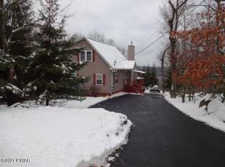 142 Powderhorn Dr, Lackawaxen, PA 18435
