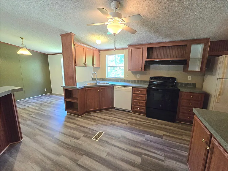 111 Lakeside Woods Dr — Photo 5