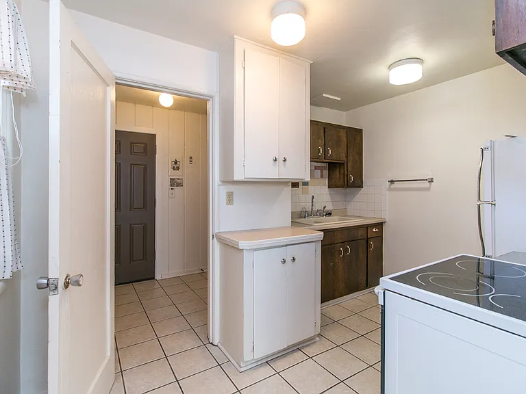 121 W D St — Photo 6