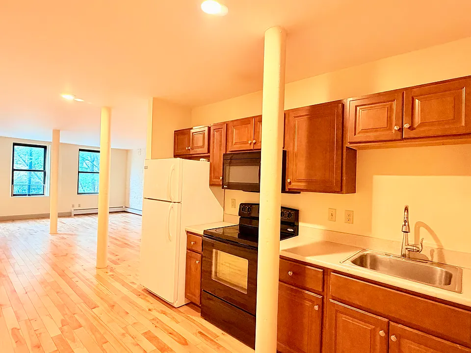 191 College St #203