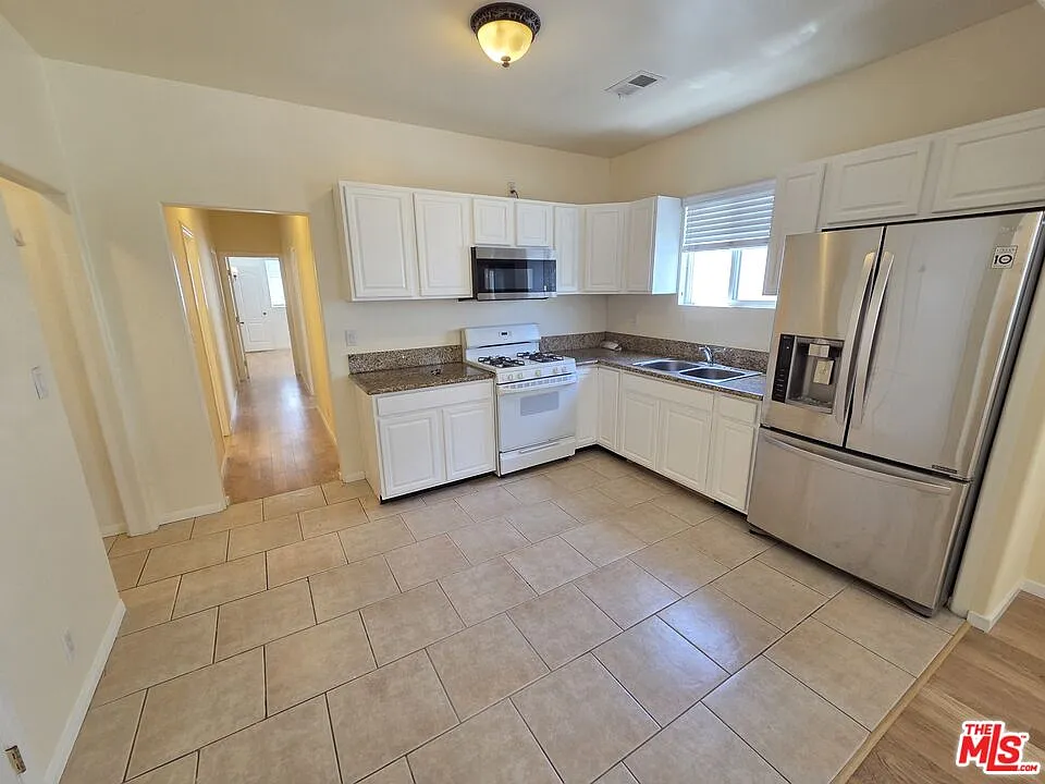 2 bed, 1.0 bath, 1019 sqft, $2,400 — Photo 3