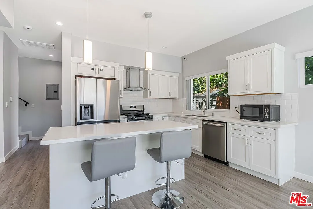 3 bed, 3.0 bath, 1200 sqft, $3,500 — Photo 3