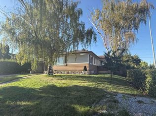 2 S Simons Cres NW, Calgary, AB T2K 3N2