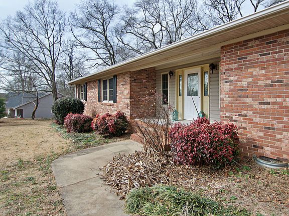 4th image of 608 Parkwood Dr