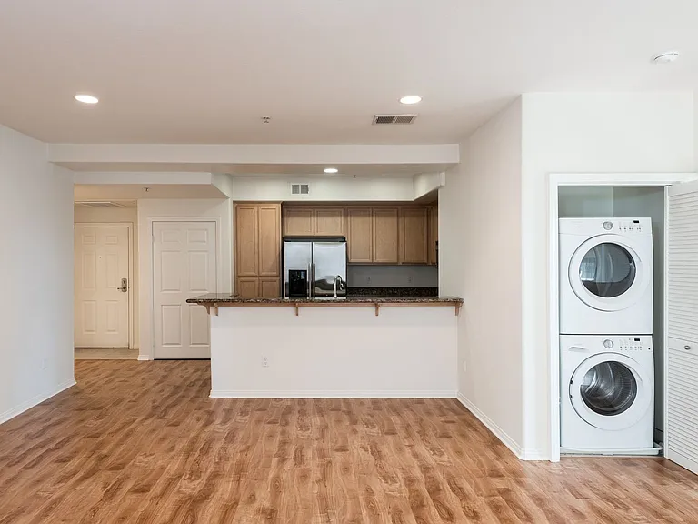 Glenoaks Villas — Photo 27