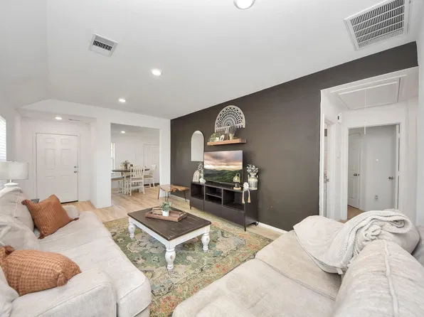 8611 River Crest Dr, Baytown, TX 77521