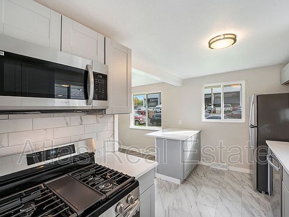 4th image of 3361 Poplar St