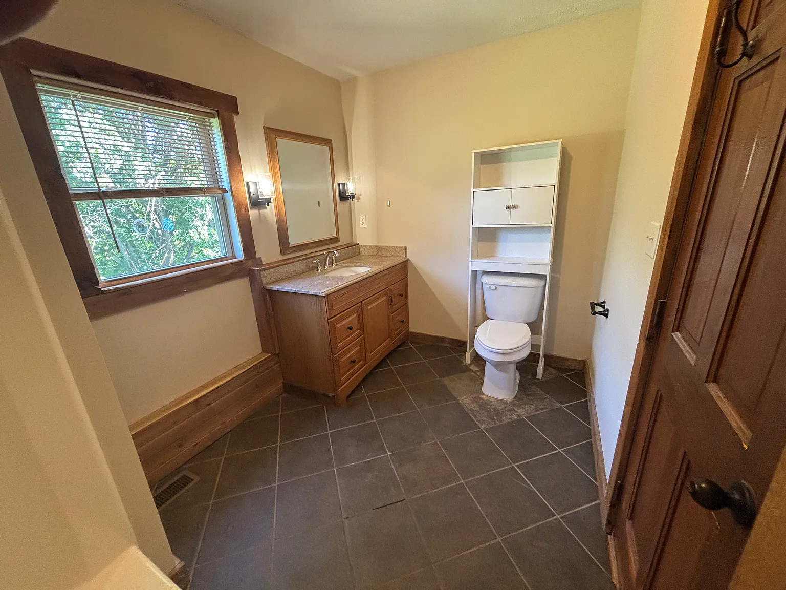 4 bed, 2004 sqft, $2,850 — Photo 4
