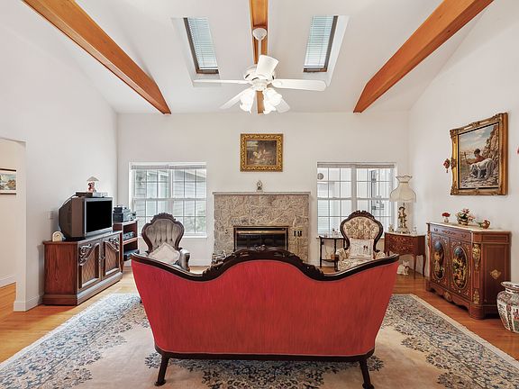 4th image of 22 Winterberry Ln