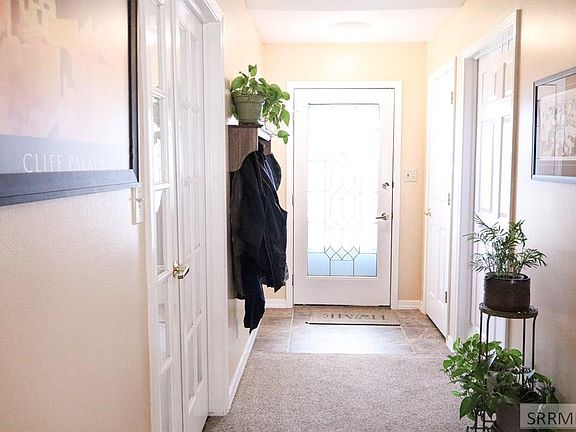 3rd image of 1915 Amanda Ct