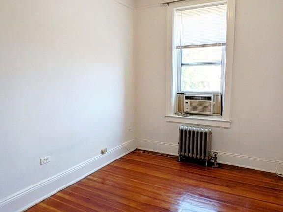 4th image of 2566 42nd St APT 3R
