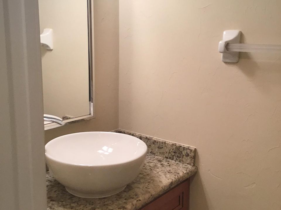 1/2 bath off the main hallway area.