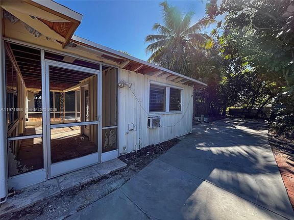 3rd image of 325 SW Manor Dr