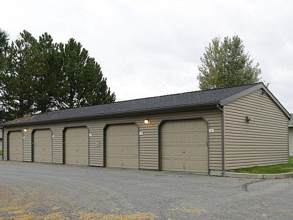 detached garages available