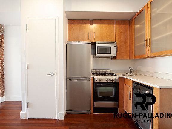 2nd image of 120 Saint Marks Pl APT 3