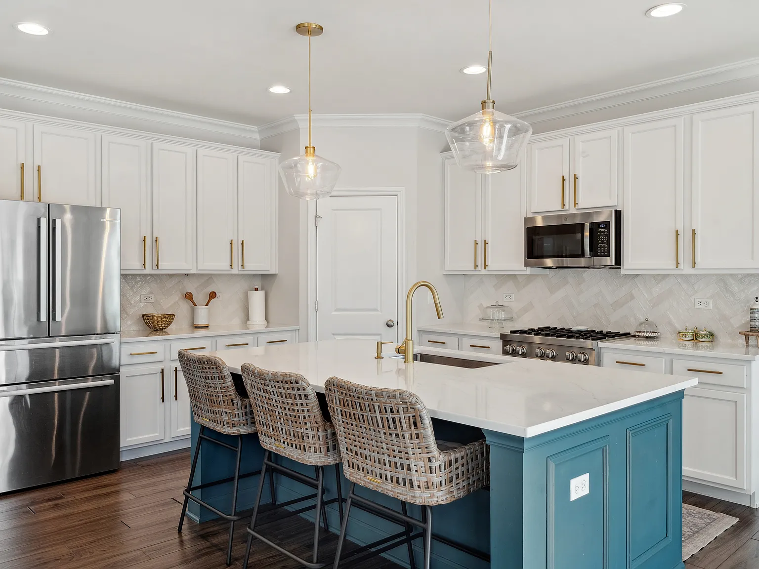 4 bed, 2.5 bath, 3434 sqft, $5,000 — Photo 4