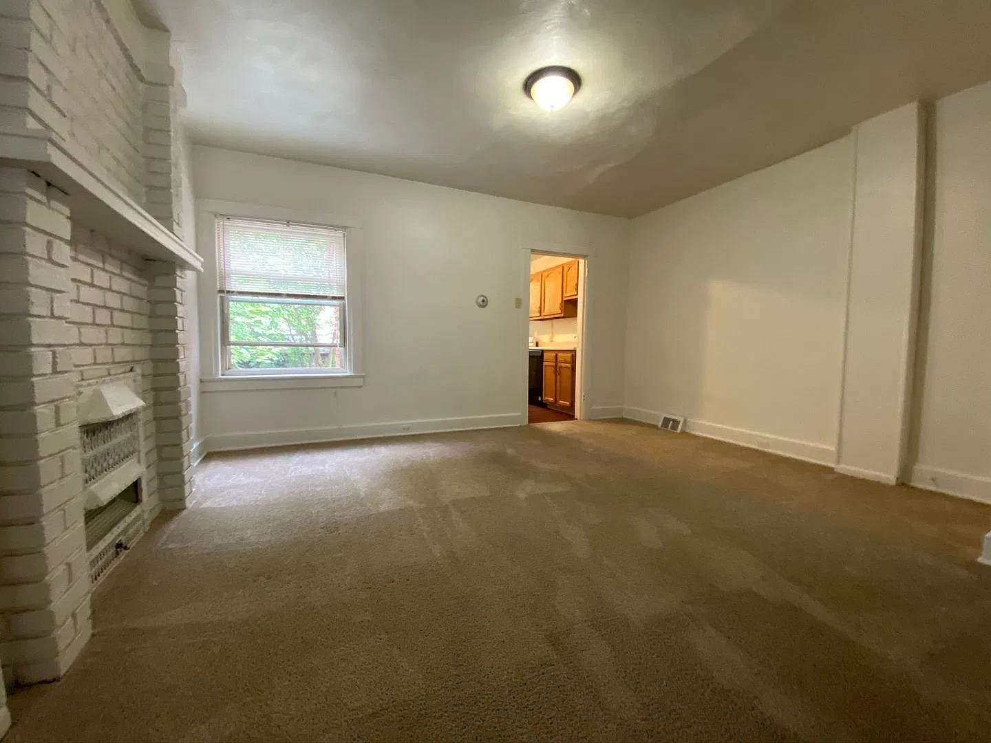 Spacious Three Bedroom Townhouse in Squirrel Hill! Lots of Natural Light! Call Today! — Photo 3