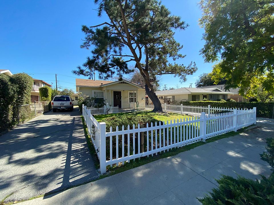 Beautiful Fenced Front yard
