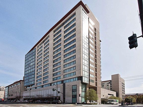 2nd image of 260 King St Unit 527