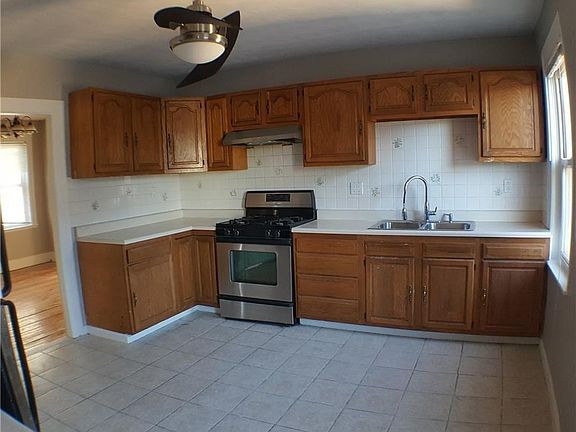 2nd image of 412 Wellington Ave