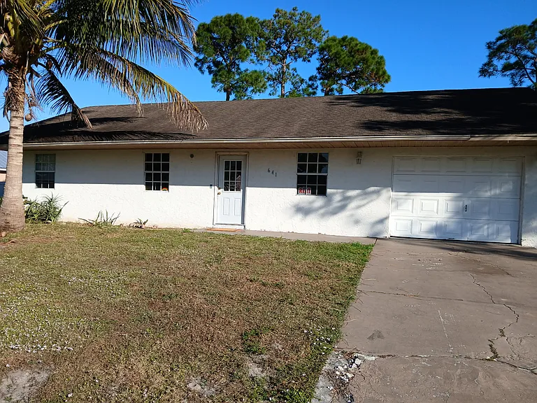 641 NW Cardinal Dr — Photo 1