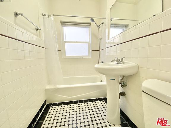 3rd image of 800 N Las Palmas Ave APT 204