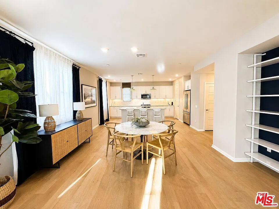 4 bed, 3.5 bath, 2355 sqft, $6,495 — Photo 3