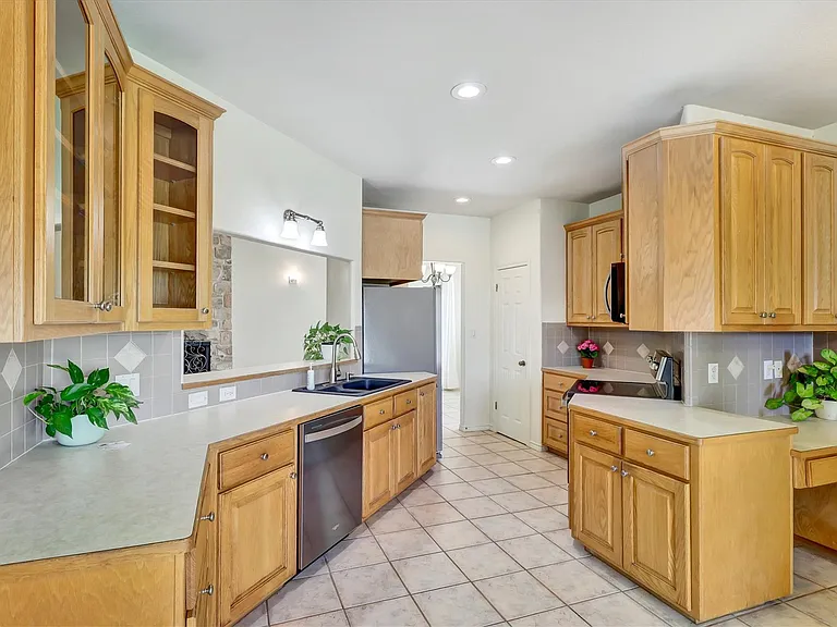 203 Dunkeld Dr — Photo 14