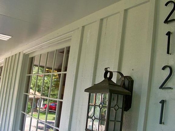 5th image of 2121 Oakridge Dr
