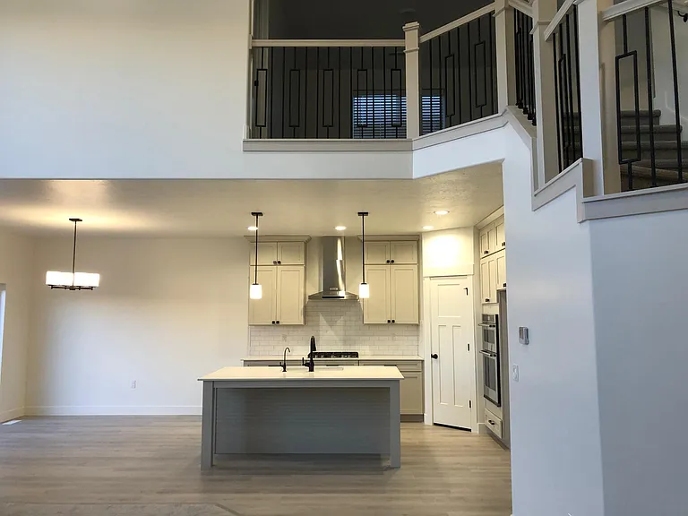 493 W Woodland Rd — Photo 3