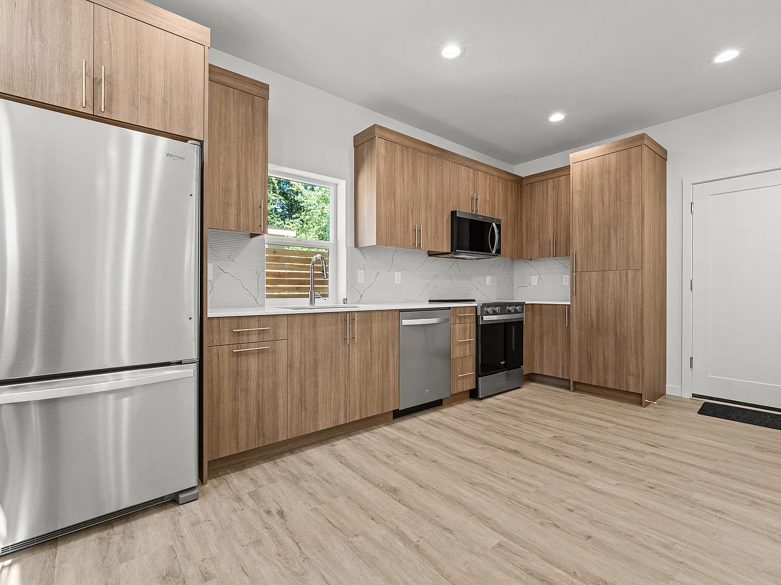 3 bed, 2.5 bath, 1117 sqft, $3,800 — Photo 4