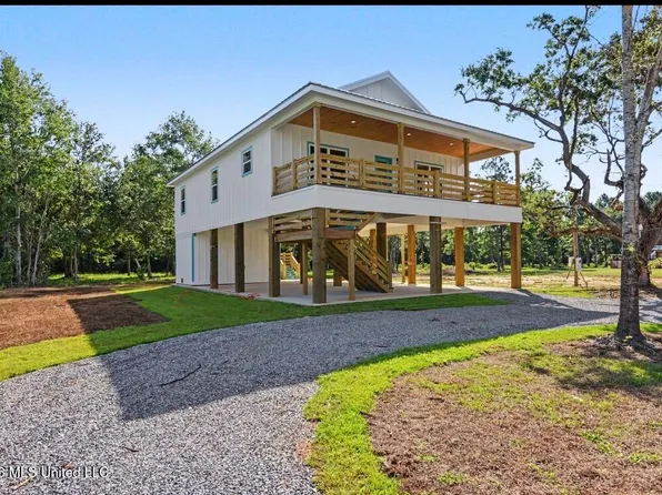 318 Hillcrest St, Waveland, MS 39576