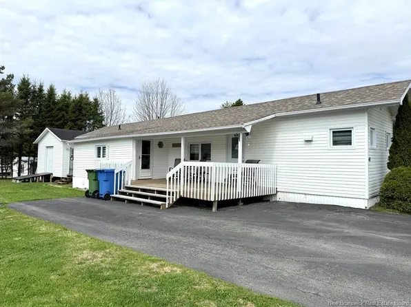 43 Le Paradis Row, Edmundston, NB E7B 1T9