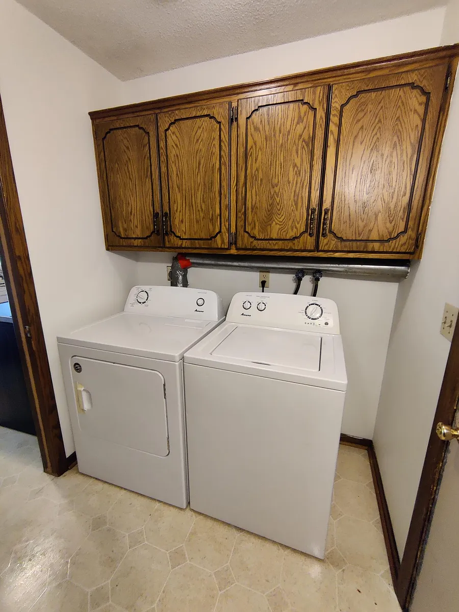 Mud room. Door to the right goes into 2 car garage. Door to the left goes into the kitchen. - 1008 3rd Ave E