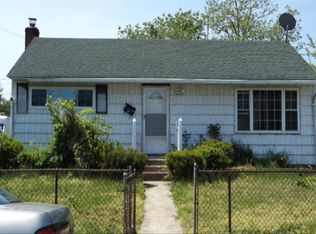 31 Floral Dr, Amityville, NY 11701