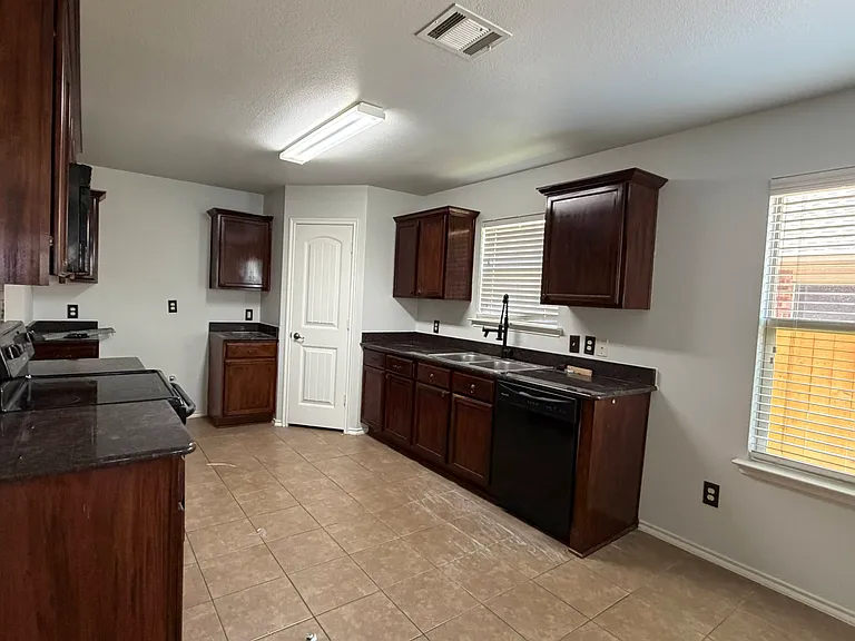 2123 Meadow View Dr — Photo 10