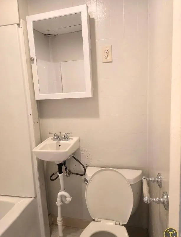 3 bed, 1.0 bath, 1145 sqft, $3,000 — Photo 2