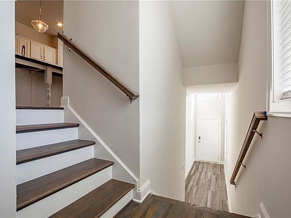3rd image of 1662 Mountain Top Ln