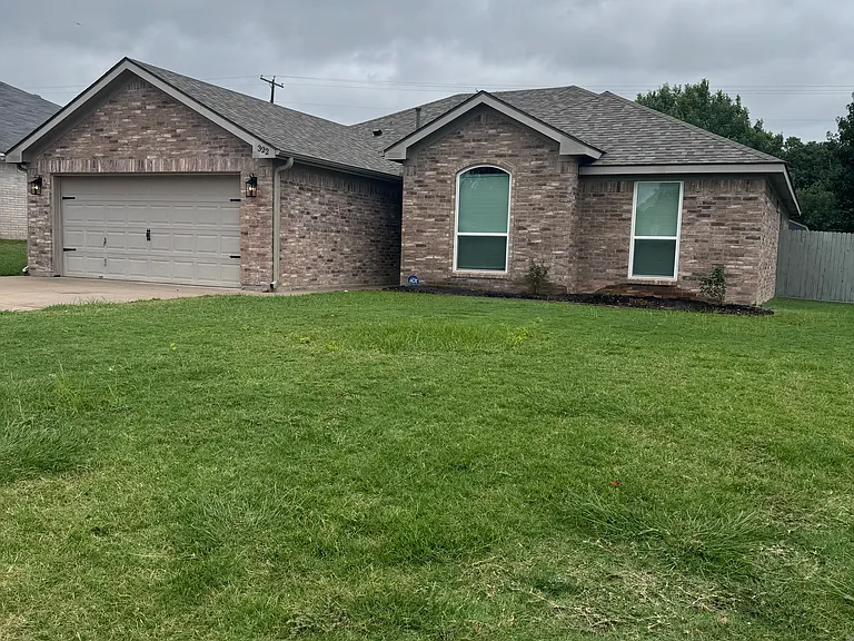 322 Dalhart Dr — Photo 2
