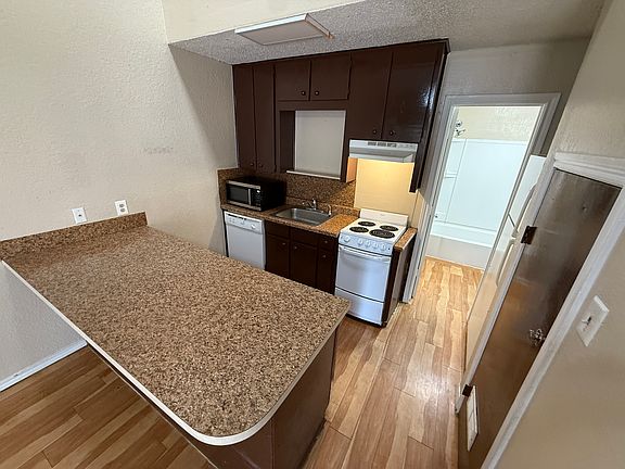 3rd image of 520 Bond St APT 5