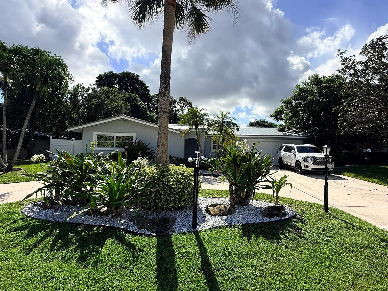 3 bed, 2.0 bath, 2056 sqft, $4,500 — Photo 1